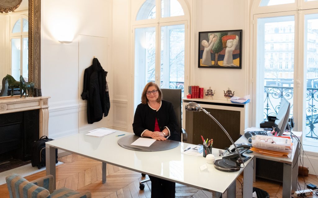 portrait-avocat-dans-son-bureau